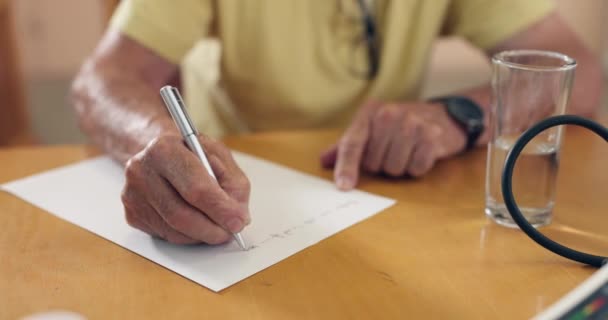 Handen Senior Persoon Het Schrijven Van Brief Met Pen Voor — Stockvideo