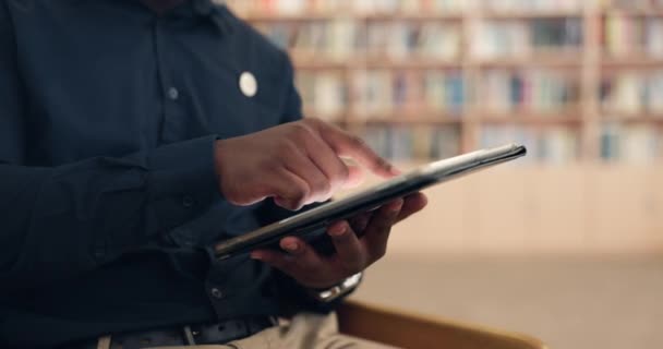 Tablet Biblioteca Homem Mãos Com Pesquisador Estudar Universidade Faculdade Com — Vídeo de Stock