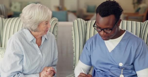 Ärztin Seniorin Und Beratung Hause Ruhestand Und Besprechung Von Gesundheitssymptomen — Stockvideo