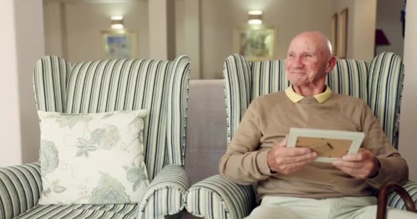 幸せな記憶 人生への感謝 空の椅子で愛する人を失ったシニアマン 写真フレーム アルバムと笑顔で一人で退職した高齢者 考えたり思ったり — ストック動画