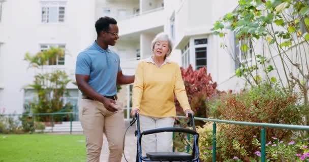 Cuidador Anciana Caminante Con Cuidado Ancianos Aire Libre Caminando Para — Vídeos de Stock