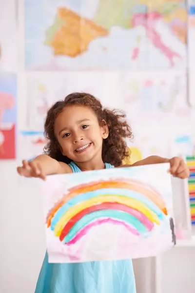 Educação Escola Retrato Menina Com Pintura Arco Íris Uma Sala — Fotografia de Stock