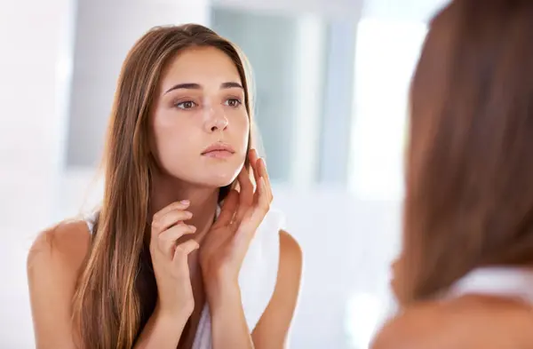 Kadın Ayna Cilt Güzellik Makyaj Için Banyoda Doğal Yıkama Için — Stok fotoğraf