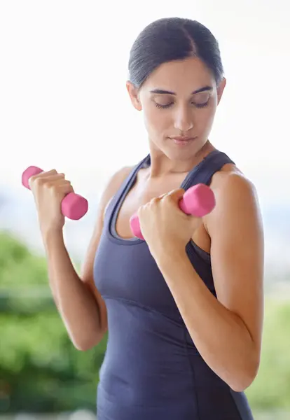 Mulher Rosto Haltere Com Levantamento Peso Para Fitness Natureza Com — Fotografia de Stock