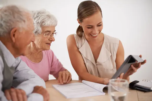 Finanse Para Seniorów Doradztwo Zakresie Ubezpieczeń Tablecie Konsultant Księgowy Zakresie — Zdjęcie stockowe