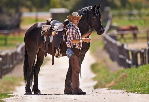 Kovboy Doğada Mutlu Bir Portre Birlikte Kırsaldaki Batı Çiftliğinde Amerikan — Stok fotoğraf