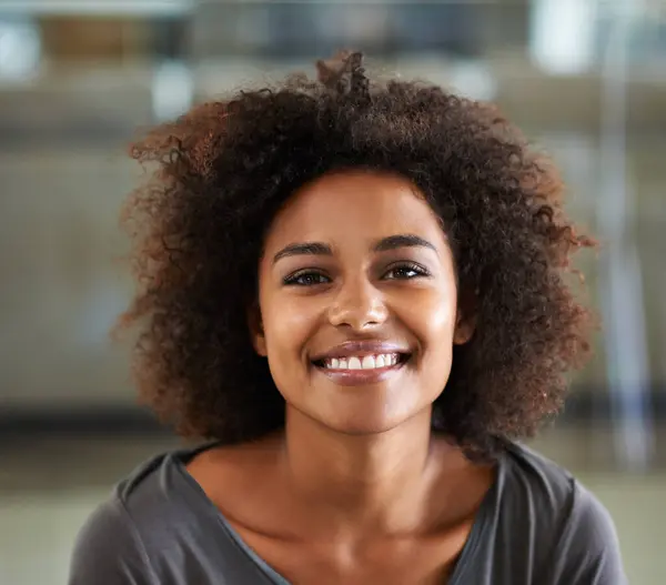 Portret Glimlach Afro Met Zwarte Vrouw Huis Ontspannen Het Weekend — Stockfoto