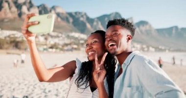 Çift, selfie ve siyahi bir kadınla birlikte tatilde telefon, aşk ve barış ile birlikte. Partnerler, tatilde Cape Town plajında gülümseyin ve gülün, yazın rahatlayın..