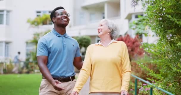 Huzurevi Bahçe Yaşlı Bir Kadınla Siyah Bir Adam Sohbet Güneşli — Stok video