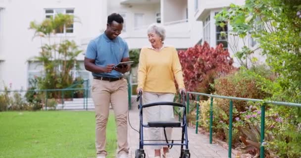 Cuidador Tableta Anciana Con Andador Para Hogar Aire Libre Caminar — Vídeos de Stock