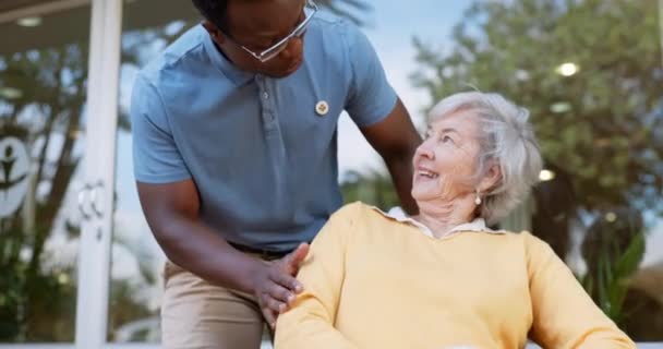 Pfleger Seniorin Und Rollstuhlfahrer Lächeln Reden Und Gehen Zur Erholung — Stockvideo