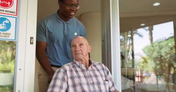 Инвалидное Кресло Старший Мужчина Сиделка Поддержкой Здравоохранением Волонтерской Работой Больнице — стоковое видео