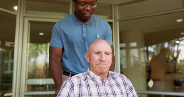 Senior Man Rolstoel Verpleegkundige Met Ondersteuning Gezondheidszorg Bejaardenzorg Het Verpleeghuis — Stockvideo