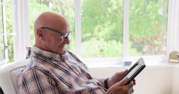 老年人 照片和退休的家与框架 记忆和思考在休息室 怀旧的老男人 有故事 有爱心 有客厅 沙发上有思想 有宁静 — 图库视频影像