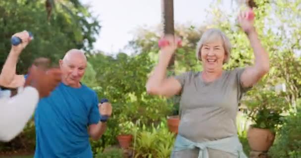 Cuidados Sênior Idosos Cuidador Dança Exercício Fisioterapia Jardim Para Reabilitação — Vídeo de Stock
