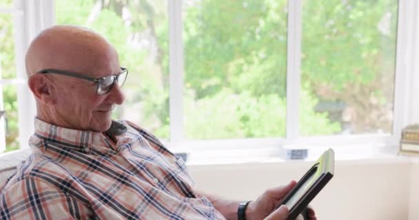 Senior Mand Billede Pensionering Hjem Med Ramme Hukommelse Tænkning Lounge – Stock-video