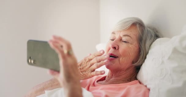 Senior Žena Postel Video Hovor Telefonem Pro Komunikaci Sítě Nebo — Stock video