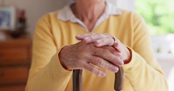 Oude Patiënt Handen Stok Bij Pensionering Verpleeghuis Artritis Ondersteuning Revalidatie — Stockvideo