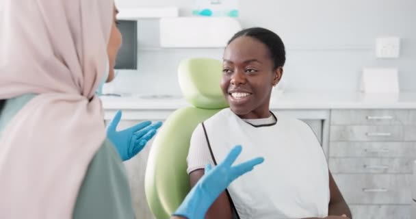 Mulher Feliz Dentista Consultoria Com Paciente Para Atendimento Odontológico Limpeza — Vídeo de Stock