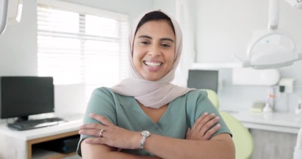 Μουσουλμάνος Οδοντίατρος Γυναίκα Και Χαρούμενη Πρόσωπο Χέρια Σταυρωμένα Και Υπερηφάνεια — Αρχείο Βίντεο