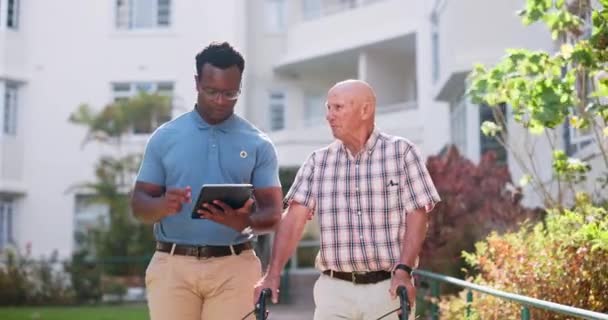Opiekun Starszy Mężczyzna Walker Pomoc Zewnątrz Zaufanie Domu Spokojnej Starości — Wideo stockowe