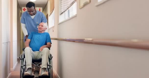 病院の車椅子のプッシュ 看護師または老人 医療サービス ヘルプまたはクリニックでのサポート リハビリテーションまたはウェルネスのための障害またはシニアケアを有する人 高齢者または患者 — ストック動画