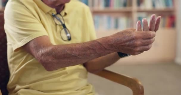 Ruce Bolest Starší Muž Stresem Artritidu Napětí Nebo Nepohodlí Pečovatelském — Stock video