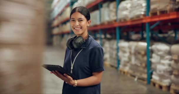 Szczęśliwa Kobieta Logistyka Przegląd Zapasów Tabletu Łańcucha Dostaw Lub Zapewnienia — Wideo stockowe