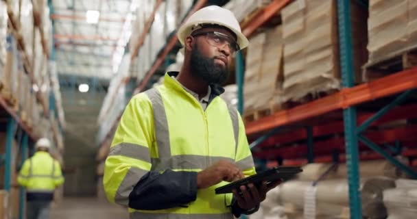 仓库和黑人男人与平板检查 库存和在线库存 工厂中用于物流 维修和制造的数字技术的运输 分销和人员 — 图库视频影像