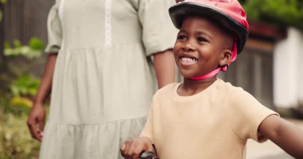 Matka Rower Podekscytowane Dziecko Nauki Świeżym Powietrzu Wsparcie Pomoc Sąsiedztwie — Wideo stockowe