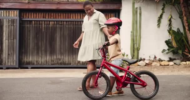 Madre Niño Bicicleta Para Aprender Aire Libre Apoyar Ayudar Barrio — Vídeos de Stock