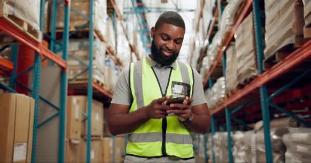 Szczęśliwy Czarny Człowiek Wpisując Telefonu Logistyce Komunikacji Lub Sieci Magazynie — Wideo stockowe