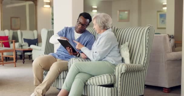 Krankenschwester Seniorin Oder Tablet Hause Beratung Oder Technik Bei Fragen — Stockvideo