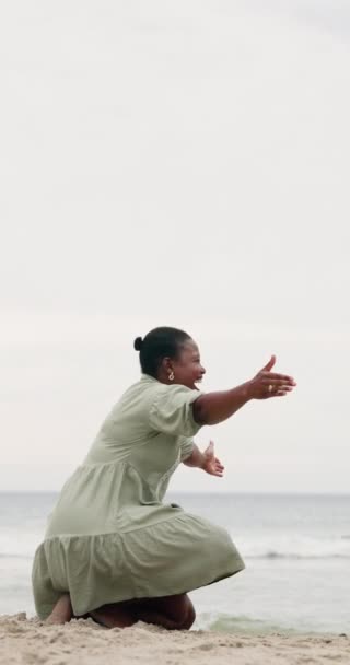 Evlat Çocuk Anne Sahilde Birbirlerine Bağlanmak Oynamak Mutluluk Deniz Dalgalarıyla — Stok video