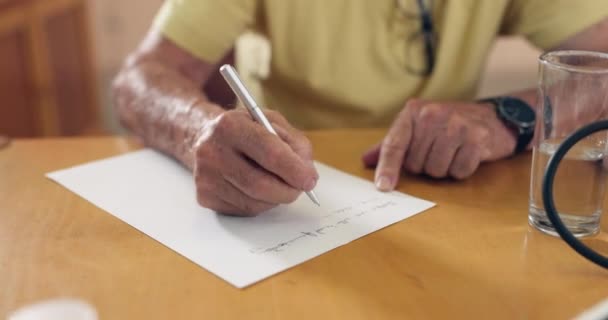 老人和用钢笔书写信件 用于交流 邮资和帕金森病 在养老院接触语言 记忆和思想的资深作家 文书工作和笔记 — 图库视频影像