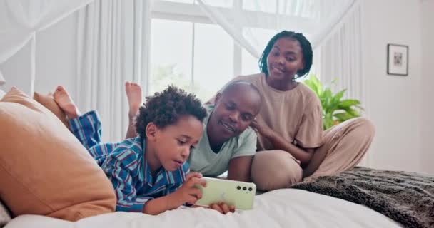 Υπνοδωμάτιο Χαλαρώστε Και Μαύρη Οικογένεια Smartphone Happy Και Internet Σύνδεση — Αρχείο Βίντεο
