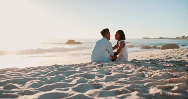 Paar Kuss Und Liebe Strand Für Romantik Zuneigung Und Verbundenheit — Stockvideo
