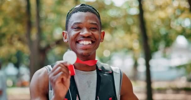 黑人男子 运动员和快乐的脸与奖牌或成功 马拉松和长跑 田径运动员 成绩和户外田径胜利 自豪和适合赛跑 — 图库视频影像