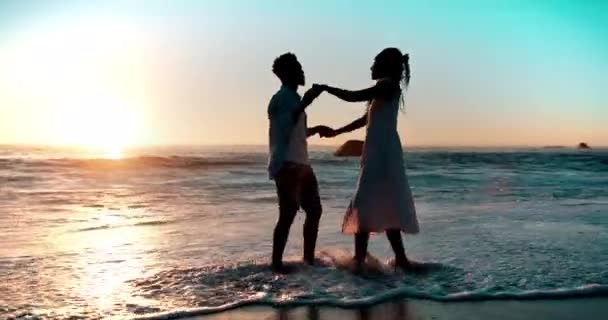 Любовь Танцы Пара Закате Пляже Вместе Связи Отдыха Отношений Знакомства — стоковое видео