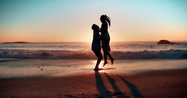 Puesta Sol Amor Abrazo Pareja Una Playa Con Beso Apoyo — Vídeo de stock