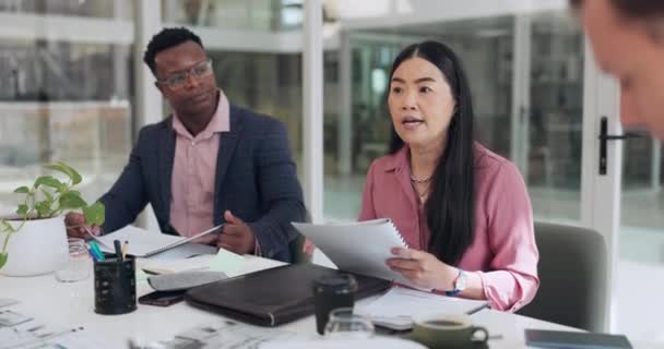 Geschäftsleute Meeting Leader Und Asiatische Frau Mit Dokumenten Papieren Und — Stockvideo