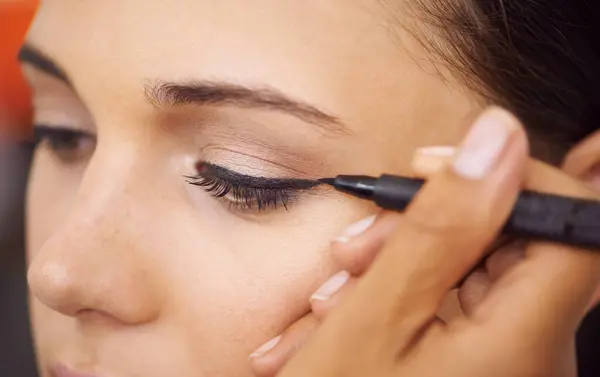 Vrouw Make Eyeliner Met Mascara Voor Schoonheid Cosmetica Kunst Salon — Stockfoto