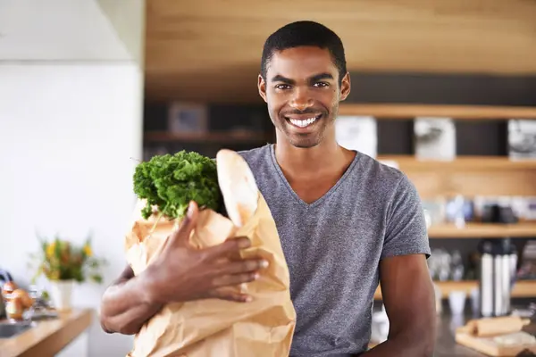 Uomo Africano Sacchetto Carta Generi Alimentari Nella Cucina Casa Con — Foto Stock