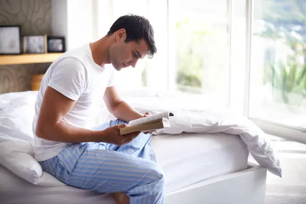 Dostum Kitap Okumak Rahatlamak Kitap Uyku Giysileri Yatak Odasında Sağlık — Stok fotoğraf