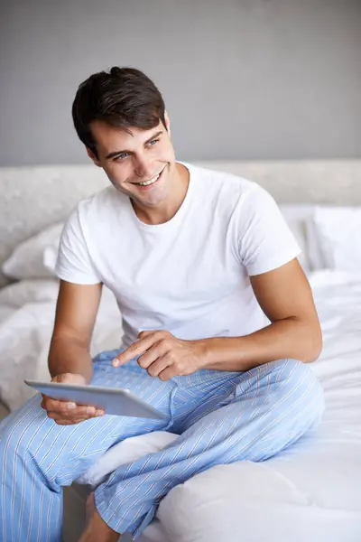 Dostum Yatak Odasında Mutlu Tablet Pijama Sabah Rutiniyle Parşömen Eğlence — Stok fotoğraf