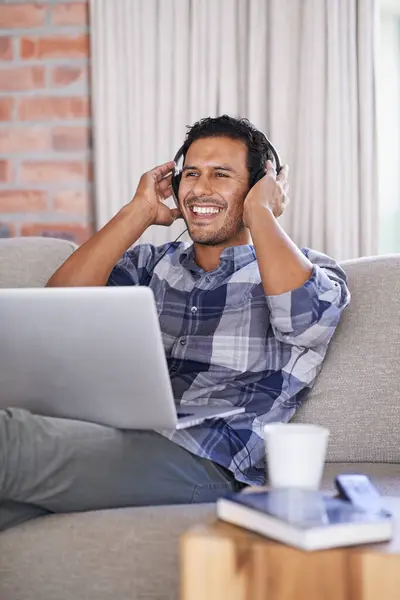 Muž Notebook Obývací Pokoj Úsměvem Sluchátka Internet Pro Relaxaci Streaming — Stock fotografie