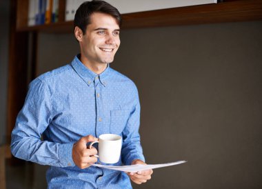 Happy, fikirler, beyin fırtınası ve düşünme için büroda kahveli dokümanlar ve iş adamı var. Şirket danışmanı, profesyonel ve içki ve evrak işleriyle uğraşan kişi, öneri ve proje raporu.