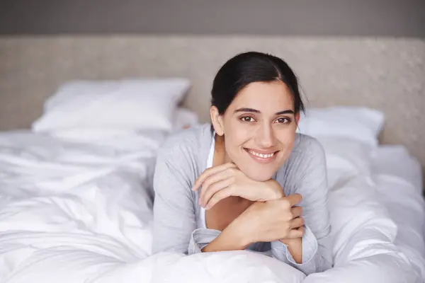 Retrato Cama Edredón Mujer Feliz Dormitorio Hogar Para Mayor Comodidad — Foto de Stock