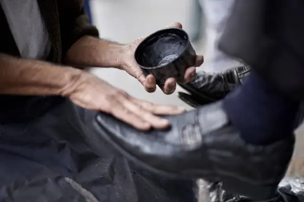 Mãos Reparador Sapatos Polimento Para Cliente Artesanato Negócio Inicialização Loja — Fotografia de Stock