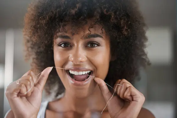 Mulher Africana Fio Dental Feliz Retrato Para Bem Estar Oral — Fotografia de Stock
